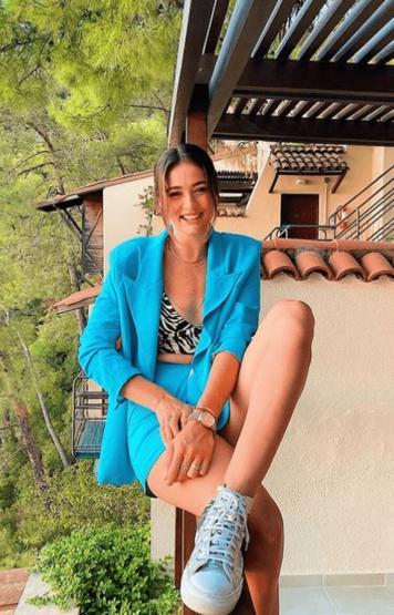 Zehra Güneş ödül törenindeki tarzıyla dikkat çekti