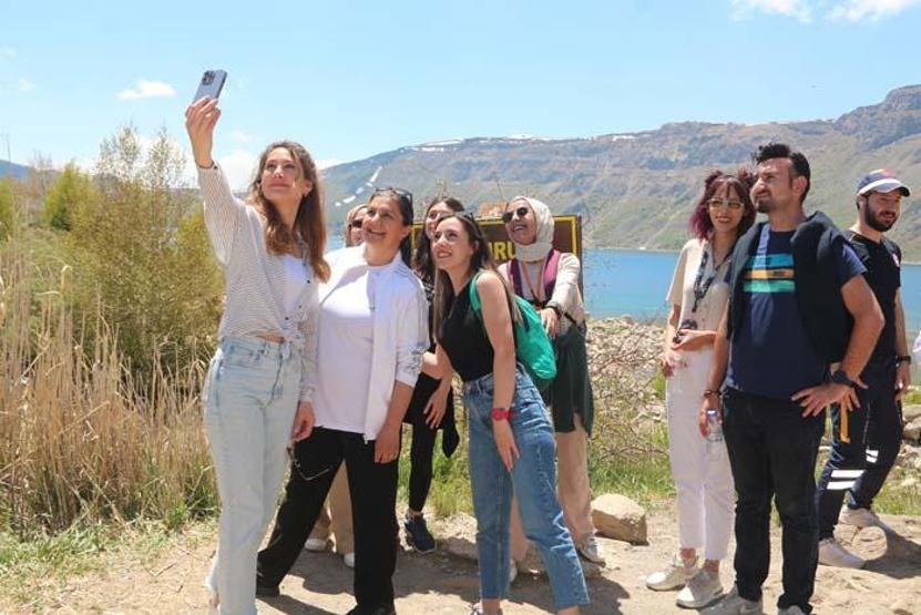 Yeryüzü cenneti Nemrut Krater Gölü ve Kalderası ziyaretçi akınına uğruyor