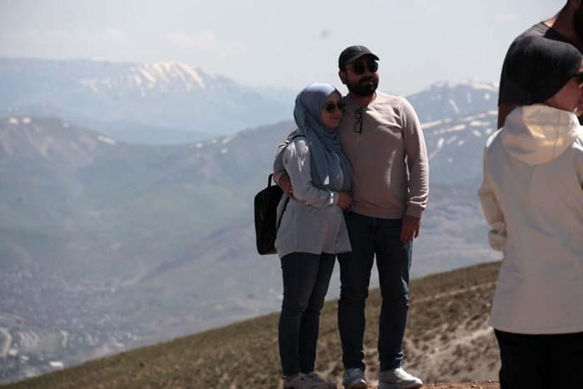 Yeryüzü cenneti Nemrut Krater Gölü ve Kalderası ziyaretçi akınına uğruyor