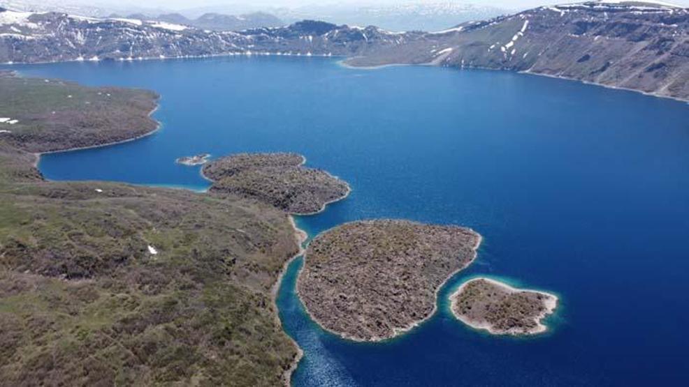 Yeryüzü cenneti Nemrut Krater Gölü ve Kalderası ziyaretçi akınına uğruyor