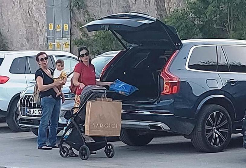 Özge Özpirinçci basın mensuplarına sitem etti: Kucağımda bebeğim var çekmeyin