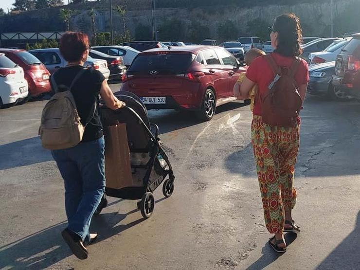 Özge Özpirinçci basın mensuplarına sitem etti: Kucağımda bebeğim var çekmeyin