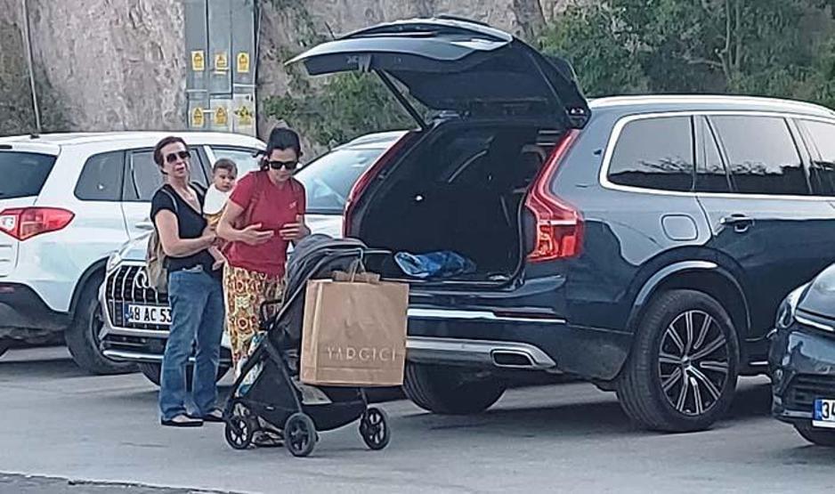 Özge Özpirinçci basın mensuplarına sitem etti: Kucağımda bebeğim var çekmeyin