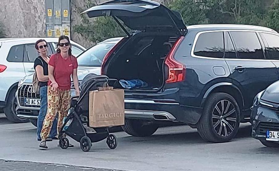 Özge Özpirinçci basın mensuplarına sitem etti: Kucağımda bebeğim var çekmeyin