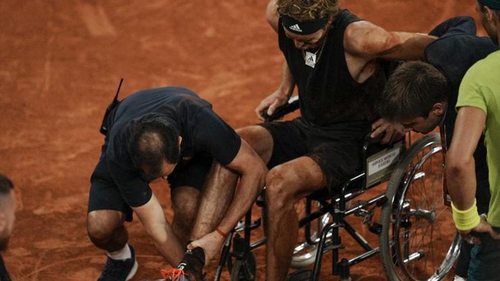 Son dakika... Zverev tekerlekli sandalye ile terk etti, Nadal hükmen finalde