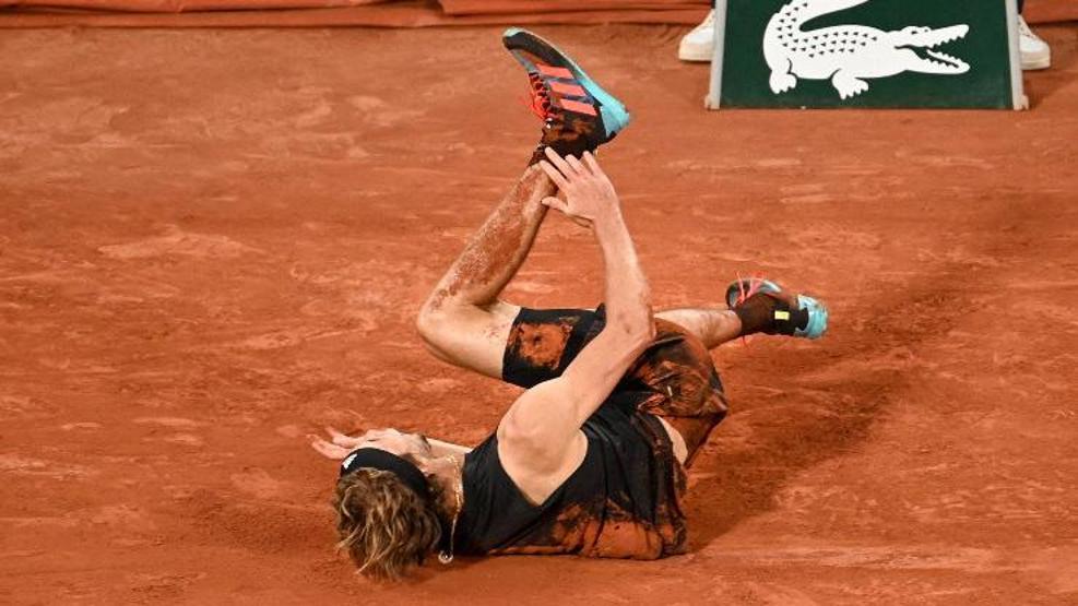 Son dakika... Zverev tekerlekli sandalye ile terk etti, Nadal hükmen finalde