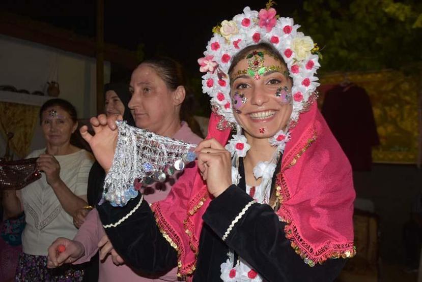 Edirnede ilginç düğün geleneği Yüzünün tamamını pulla süslediler