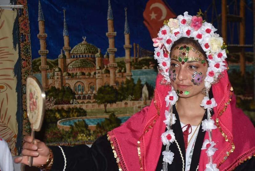 Edirnede ilginç düğün geleneği Yüzünün tamamını pulla süslediler