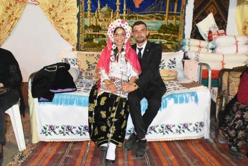 Edirnede ilginç düğün geleneği Yüzünün tamamını pulla süslediler