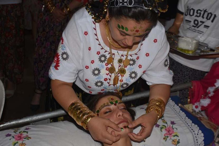 Edirnede ilginç düğün geleneği Yüzünün tamamını pulla süslediler