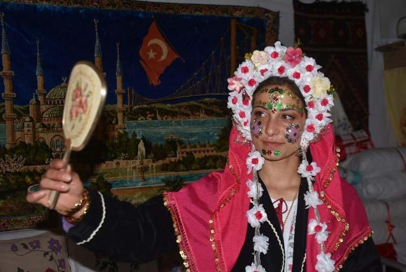 Edirnede ilginç düğün geleneği Yüzünün tamamını pulla süslediler
