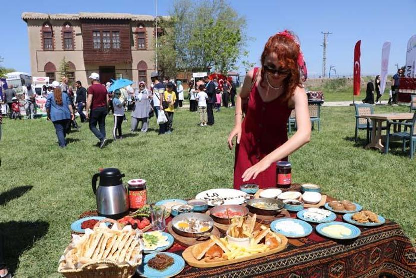 Vanda tarihi kalede Dünya Kahvaltı Günü etkinliği