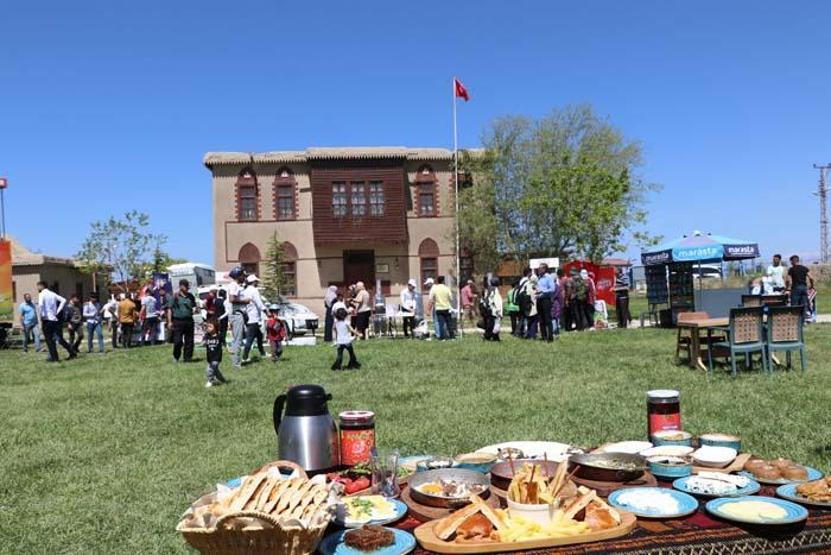 Vanda tarihi kalede Dünya Kahvaltı Günü etkinliği
