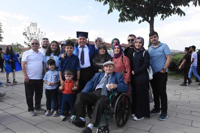 Mezuniyete torunlarıyla katıldı: 63 yaşında mühendis oldu