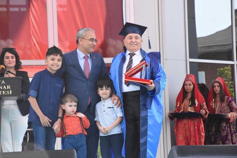 Mezuniyete torunlarıyla katıldı: 63 yaşında mühendis oldu