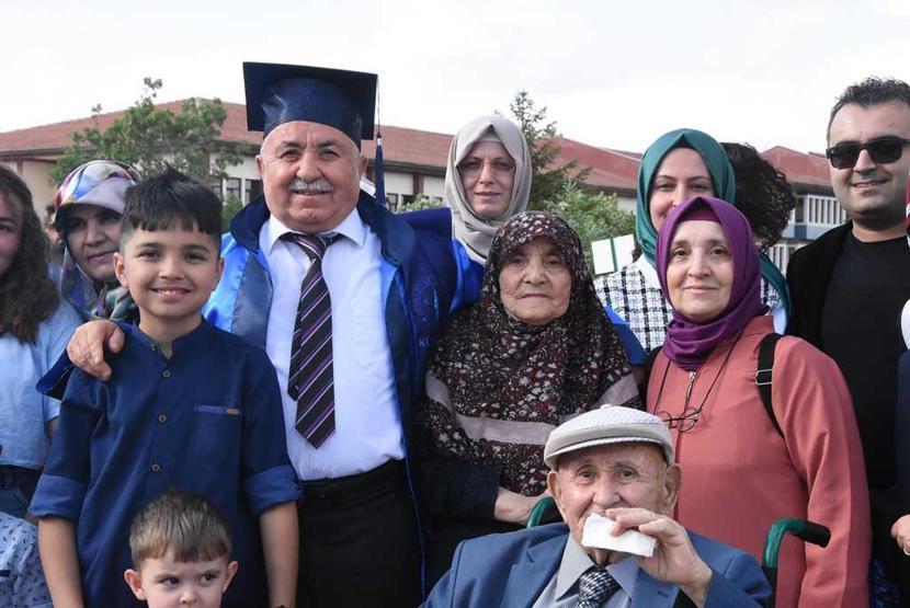 Mezuniyete torunlarıyla katıldı: 63 yaşında mühendis oldu