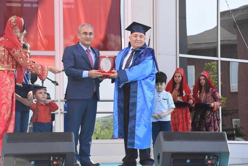 Mezuniyete torunlarıyla katıldı: 63 yaşında mühendis oldu
