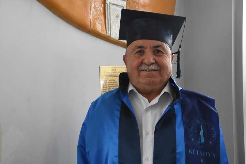 Mezuniyete torunlarıyla katıldı: 63 yaşında mühendis oldu