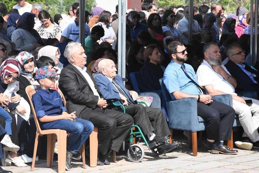 Mezuniyete torunlarıyla katıldı: 63 yaşında mühendis oldu