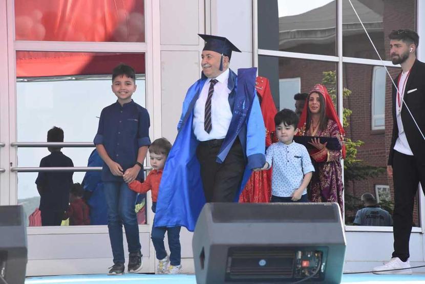 Mezuniyete torunlarıyla katıldı: 63 yaşında mühendis oldu