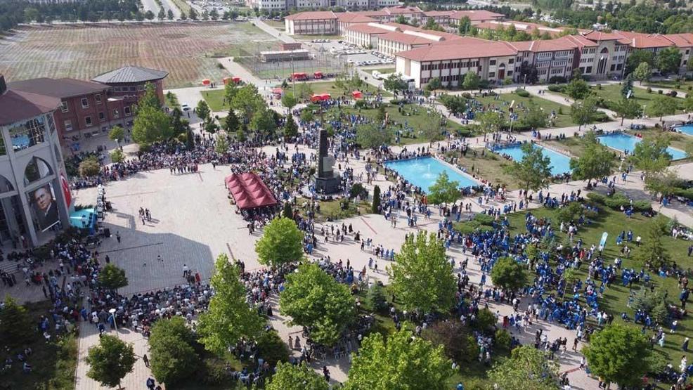 Mezuniyete torunlarıyla katıldı: 63 yaşında mühendis oldu