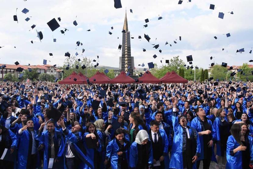 Mezuniyete torunlarıyla katıldı: 63 yaşında mühendis oldu