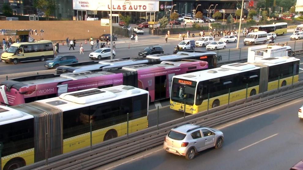 Metrobüs hattında arıza... Uzun kuyruklar oluştu