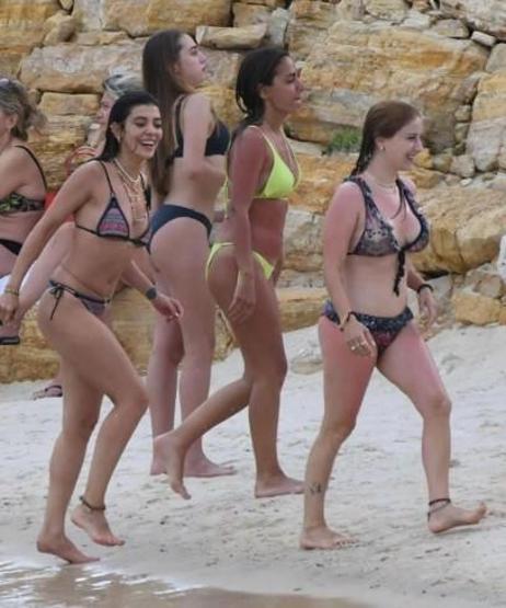 Hazal Kaya bikinili pozlarla sosyal medyayı salladı