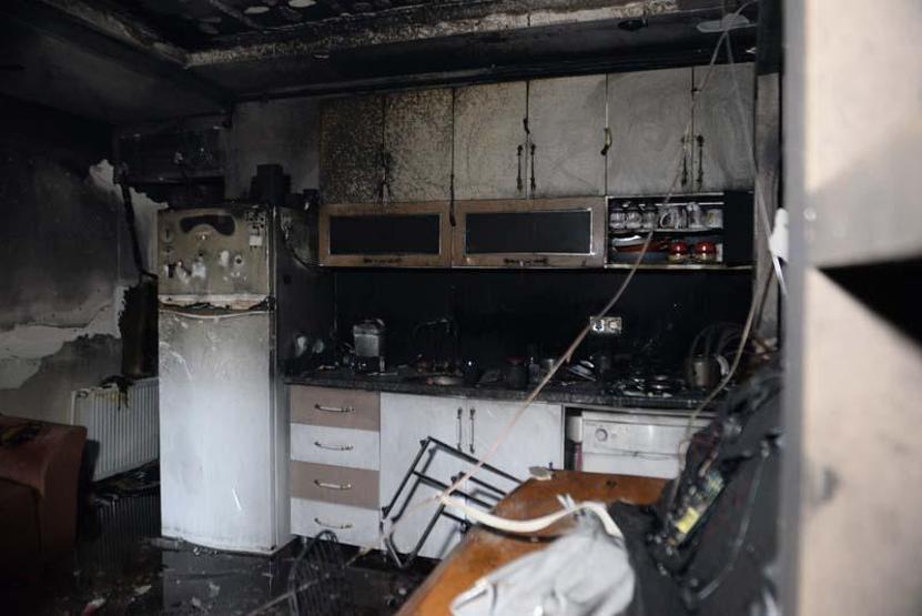 Boşanmak isteyen eşine dehşeti yaşattı Evi ve kamyoneti yaktı