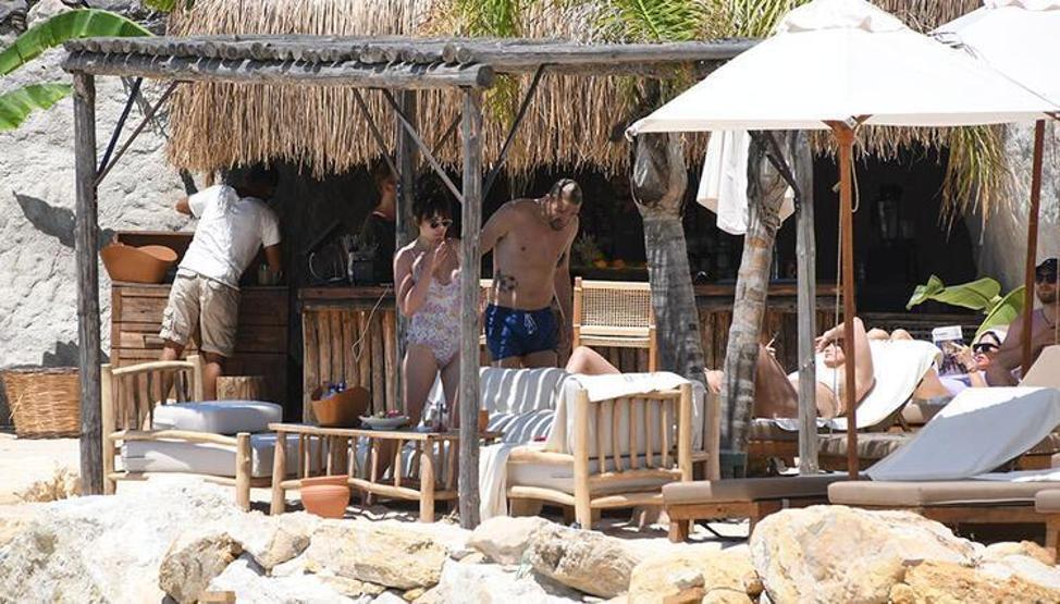 Şükran Ovalı ve Caner Erkin baş başa tatile çıktı