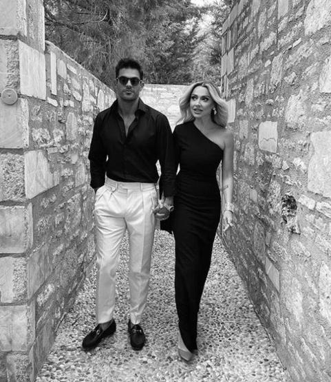 Hadise’nin arkası dönük poz vermesi gözlerden kaçmadı