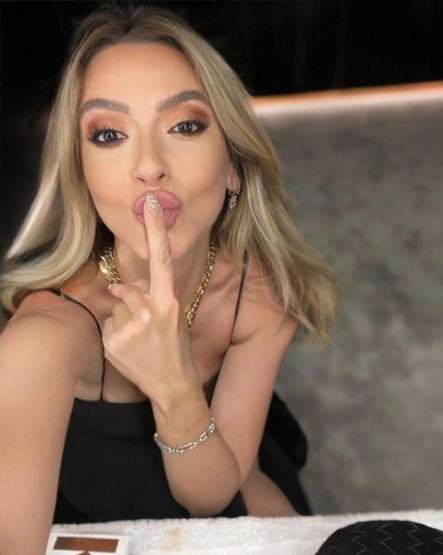 Hadise’nin arkası dönük poz vermesi gözlerden kaçmadı