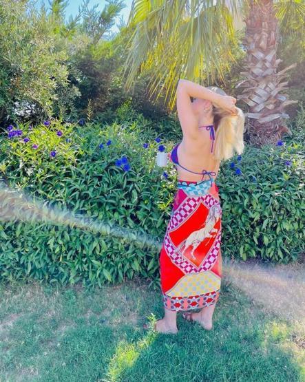 Hadise’nin arkası dönük poz vermesi gözlerden kaçmadı