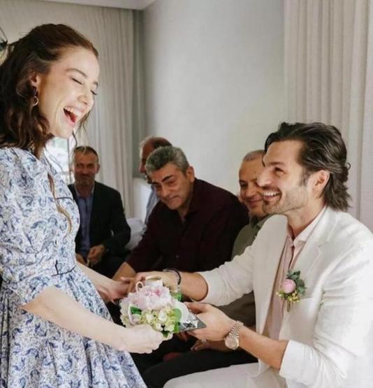 Serkan Çayoğlu ile Özge Gürel nişanlandı: Kahve terletti