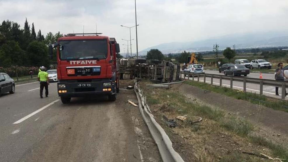 Bursada feci kaza Beton mikseri, otomobilin üzerine devrildi: 4 ölü