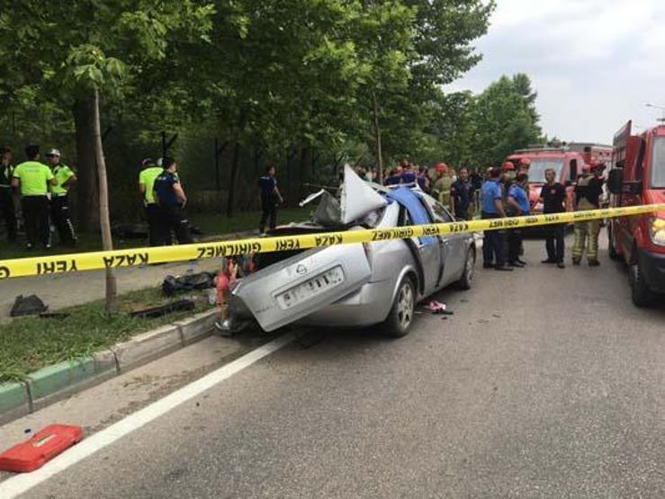 Bursada feci kaza Beton mikseri, otomobilin üzerine devrildi: 4 ölü