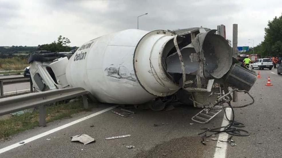 Bursada feci kaza Beton mikseri, otomobilin üzerine devrildi: 4 ölü