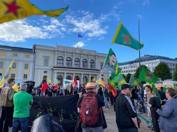 Skandal görüntüler PKK/YPG yandaşları İsveçte sokağa indi