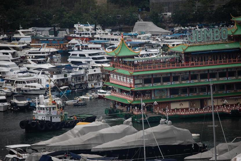 Hong Kong’un simgelerinden biriydi Yüzen Dev Restoran Güney Çin Denizinde battı