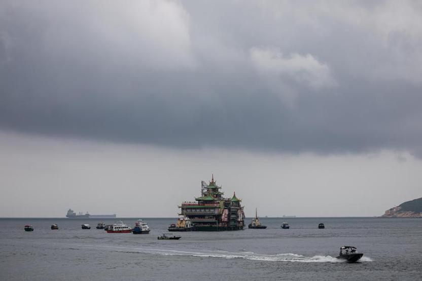 Hong Kong’un simgelerinden biriydi Yüzen Dev Restoran Güney Çin Denizinde battı