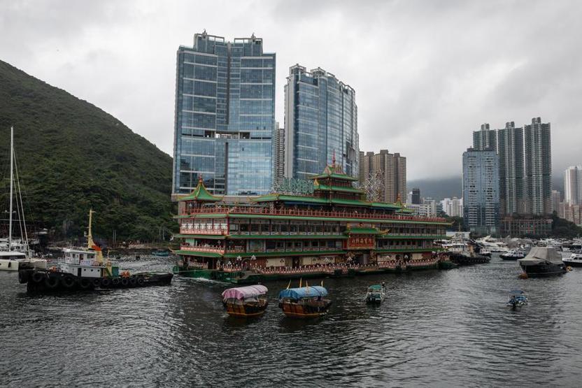 Hong Kong’un simgelerinden biriydi Yüzen Dev Restoran Güney Çin Denizinde battı
