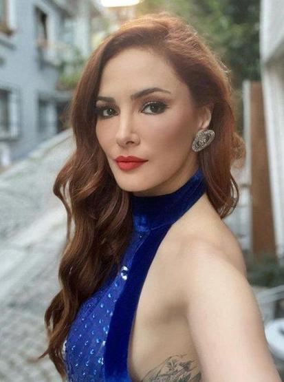Mine Tugay derin yırtmaçlı lacivert elbisesiyle takipçilerinin karşısına çıktı