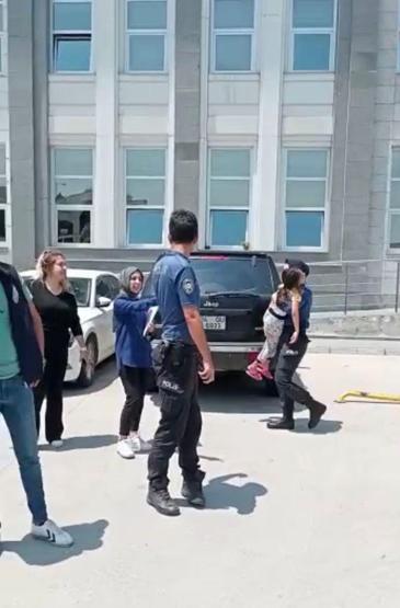 Babasının yanında haczedildi Küçük kız polisin kucağında baba diye ağladı