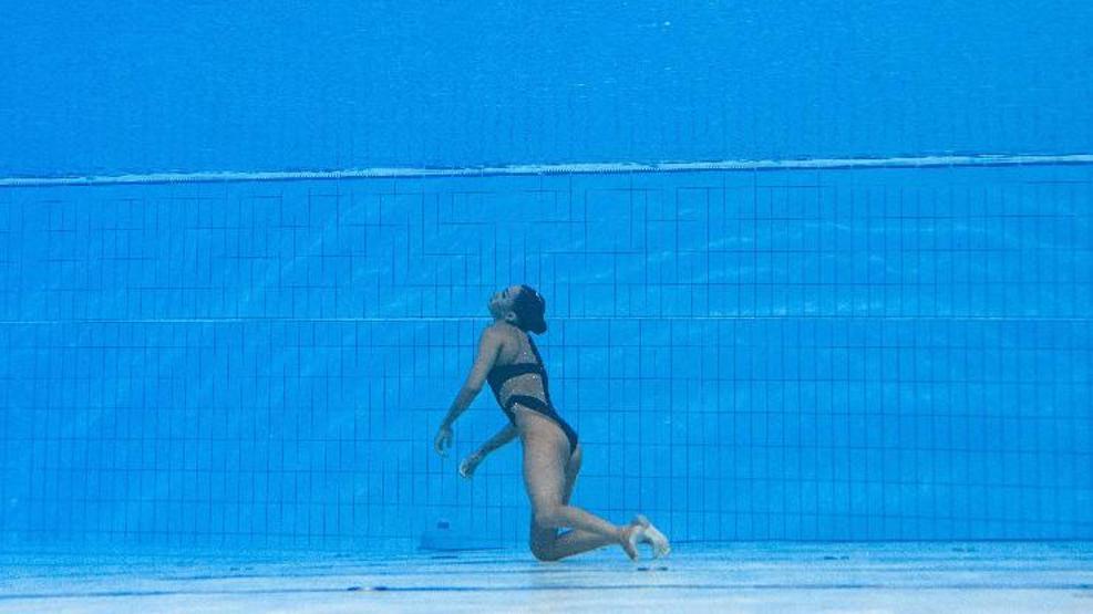 Havuzda korku dolu anlar ABDli yüzücü suda bayıldı