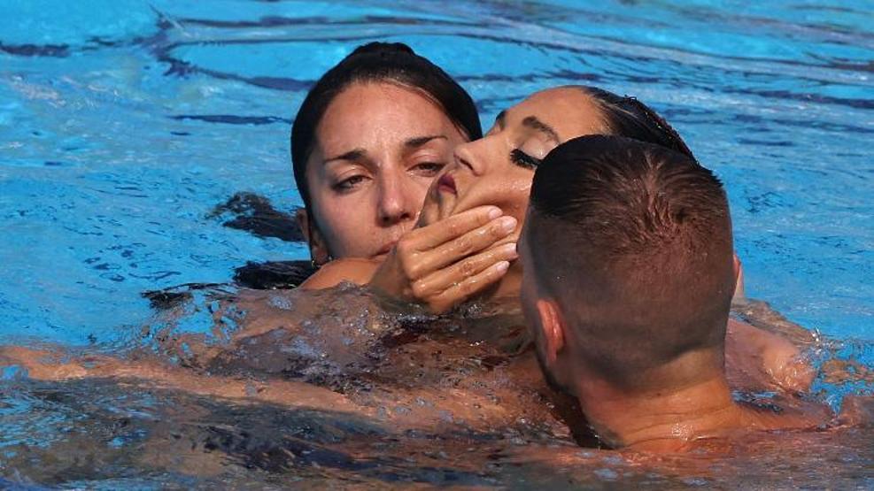 Havuzda korku dolu anlar ABDli yüzücü suda bayıldı