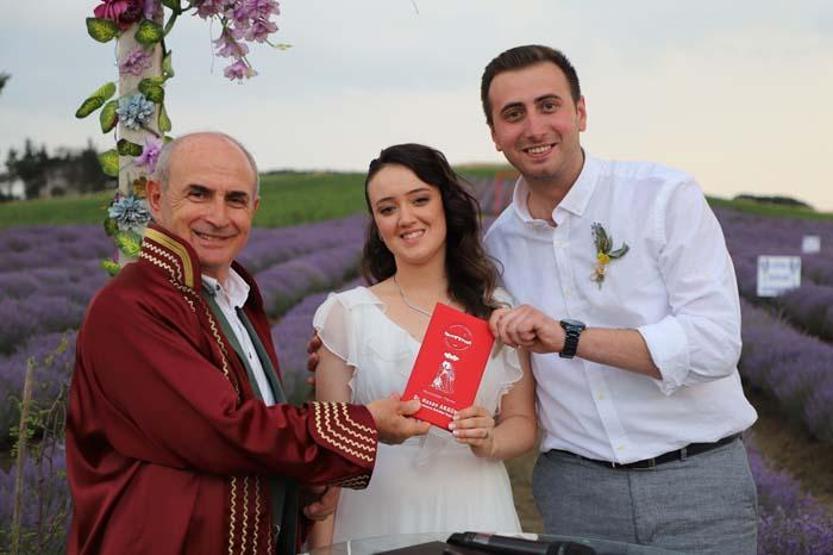 Ezgi ve Gökçen 4’üncü Lavanta Hasat Şenliği’nde evlendi