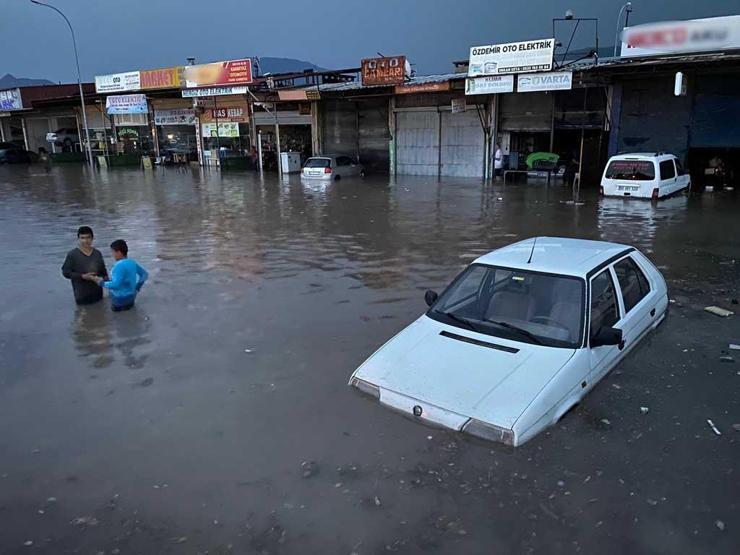 Osmaniyede sağanak; iş yerlerini su bastı, araçlar suya gömüldü