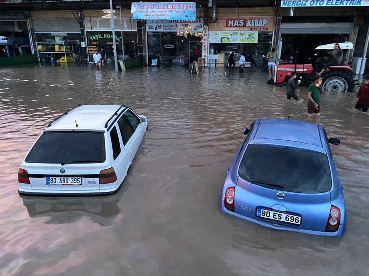 Osmaniyede sağanak; iş yerlerini su bastı, araçlar suya gömüldü
