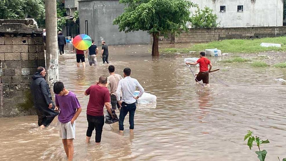 Osmaniyede sağanak; iş yerlerini su bastı, araçlar suya gömüldü