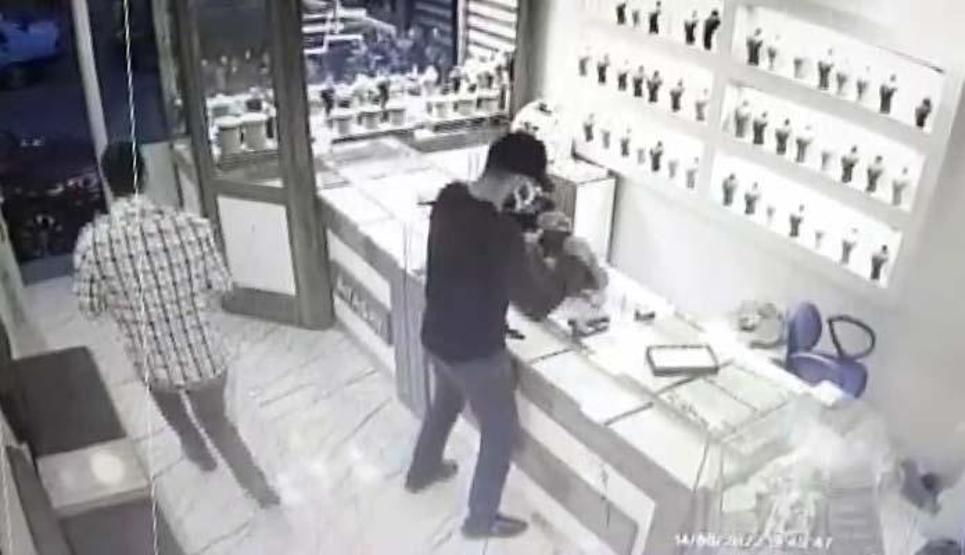 Kuyumcuyu bacaklarından vurup, yarım kilo altınla kaçan soyguncular yakalandı